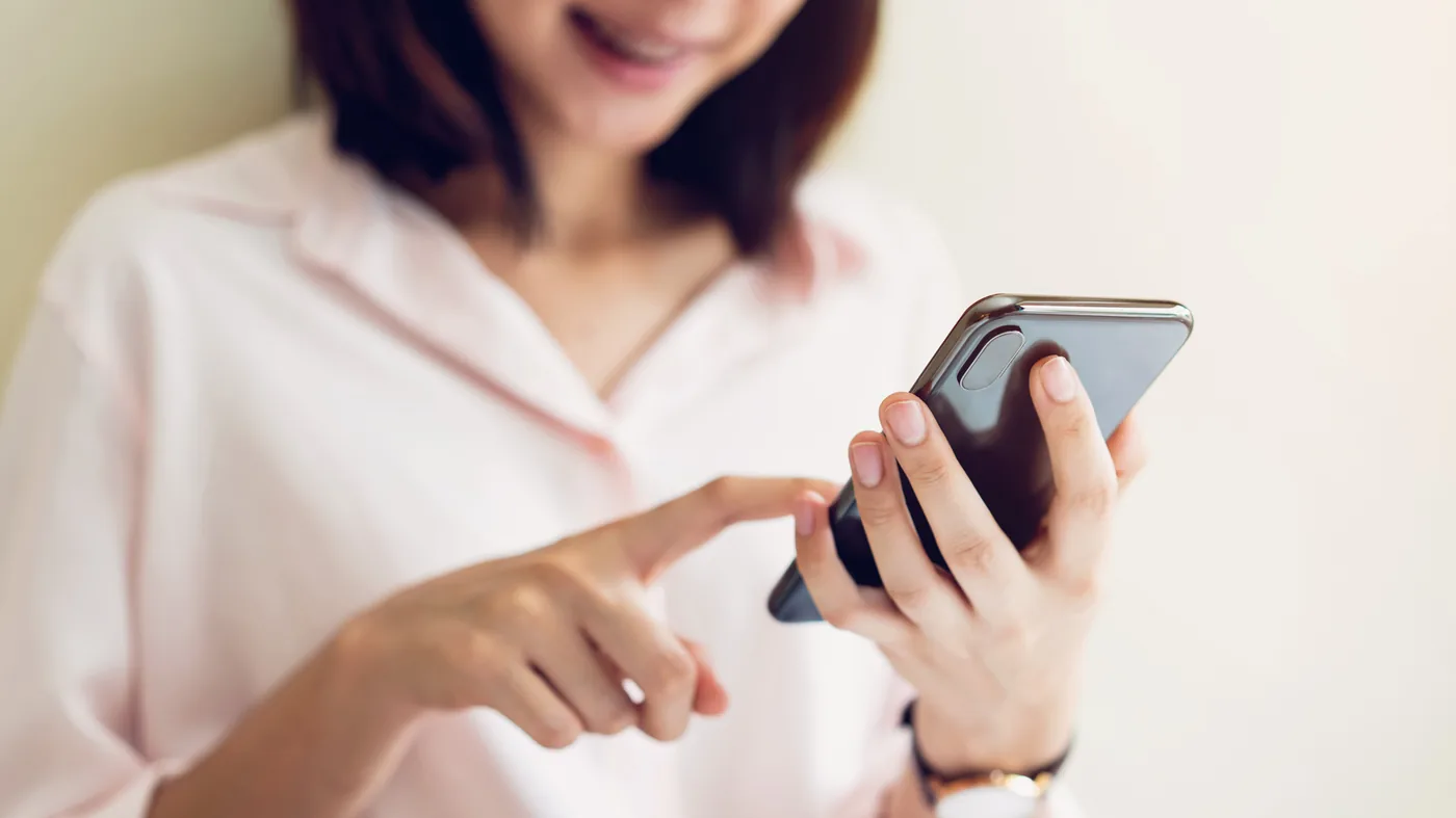 スマートフォンを操作する手元